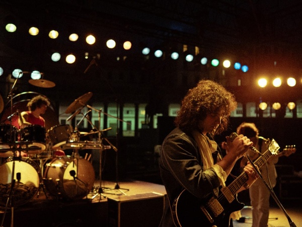 Massimiliano Caiazzo nei panni di Pino Daniele in Je so pazzo Massimiliano Caiazzo nei panni di Pino Daniele in Je so pazzo