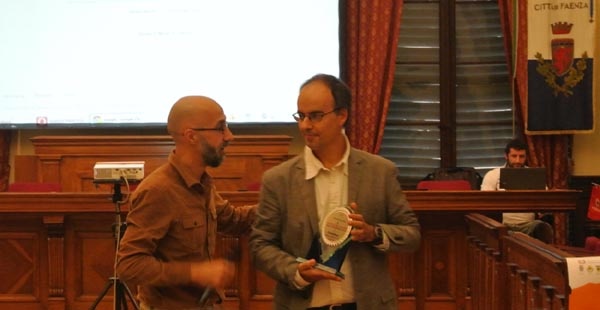 Luca D'Ambrosio consegna il premio a Claudio Fabretti