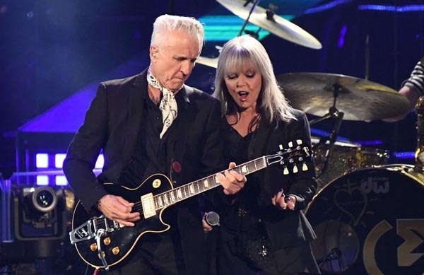 Pat Benatar e Neil Giraldo si esibiscono alla cerimonia della Rock and Roll Hall of Fame