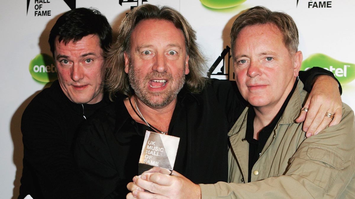 Peter Hook chiude alla reunion con i New Order: “Preferirei morire”