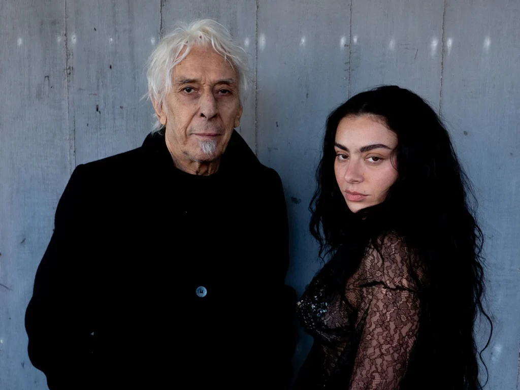 Anteprima: John Cale collaborerà ancora con Charli XCX: “Sono determinato a scoprire il prossimo liv…