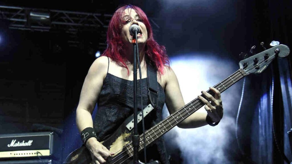 Anteprima: Morta Jennifer Finch, la bassista delle L7. Il messaggio commosso delle compagn…