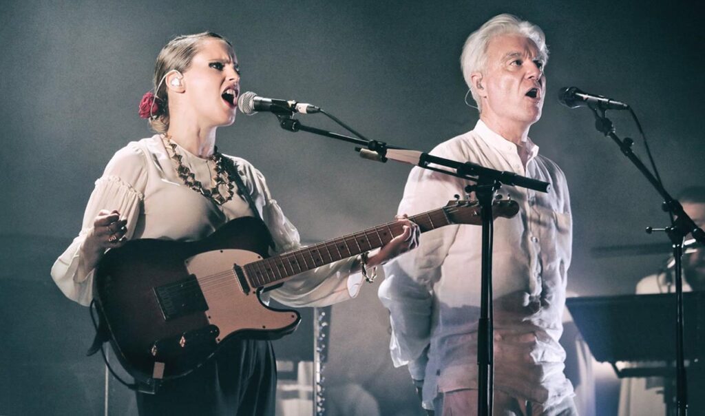 Copertina: David Byrne: guarda il video del duetto con Anna Calvi per “Strange Weather”