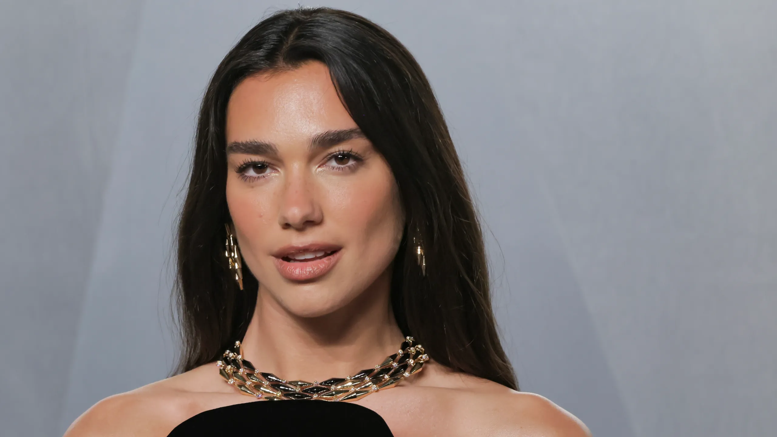 Sanremo 2027: De Martino punta su Dua Lipa come co-conduttrice