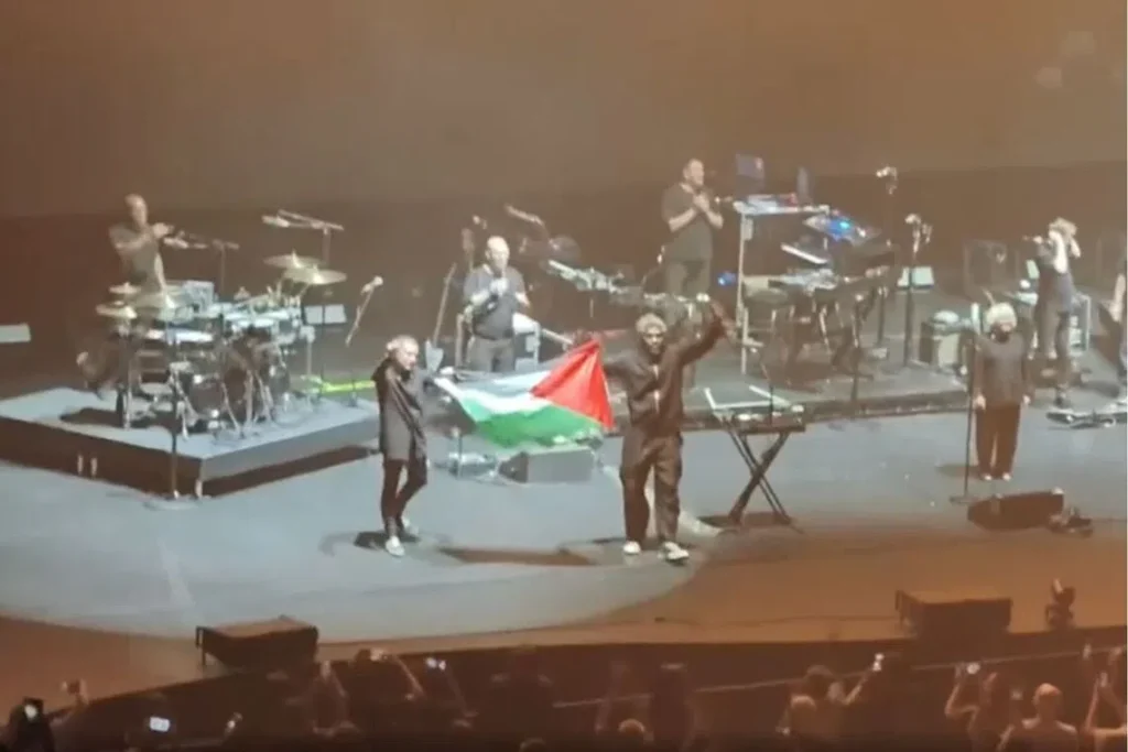Anteprima: Massive Attack banditi da Singapore dopo aver esposto la bandiera palestinese sul palco