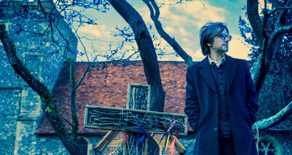 Anteprima: Steven Wilson pubblica il nuovo brano: ascolta “Requiem For A Village”. La tracklist dell…