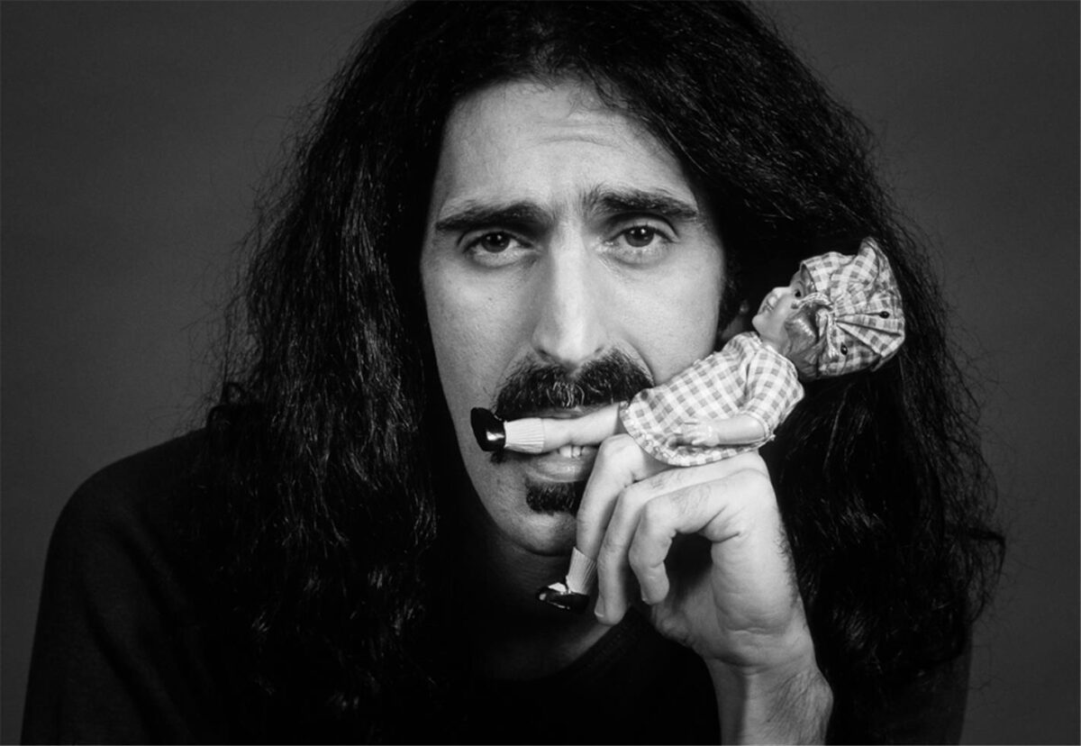 Frank Zappa, “Zoot Allures” compie 50 anni: in arrivo il maxi-boxset con l’album inedito “Night Of The Iron Sausage”