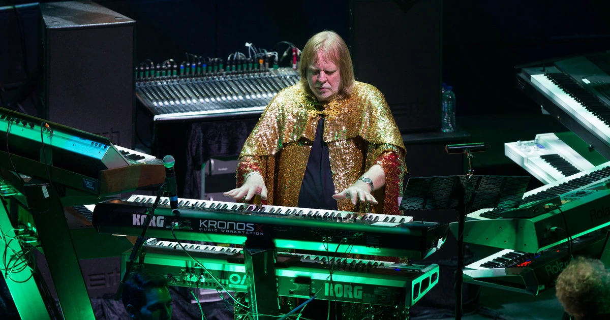 Rick Wakeman ha suonato davanti a 150 orsi – Guarda il video